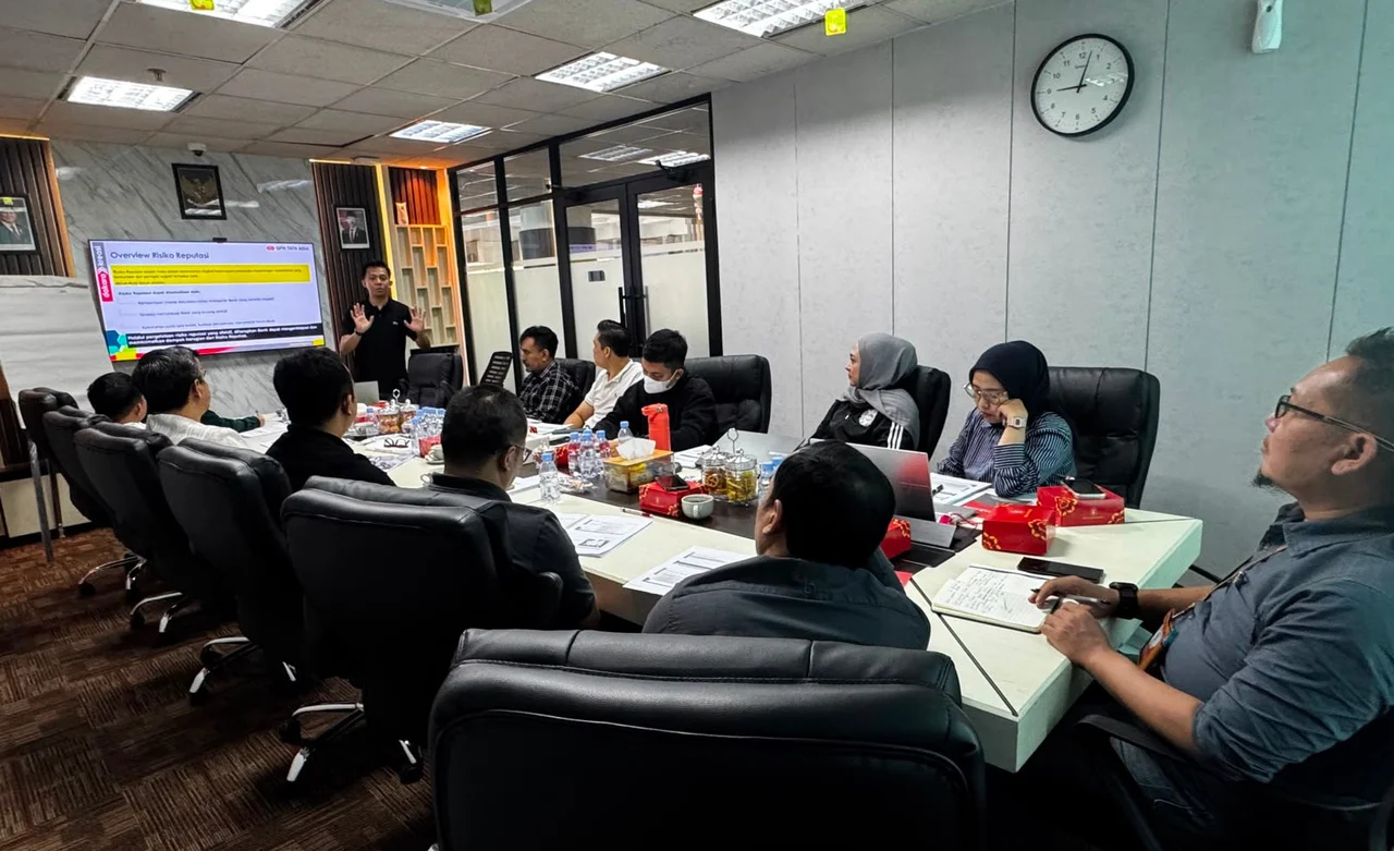 Foto :&nbsp;Muhammad Adi Perdana Trainer Dakara Kreasi sedang memberikan materi kepada para Pengurus dan Pejabat Eksekutif PT BPR Tata Asia, Bandung, 7-8 Agustus 2026.